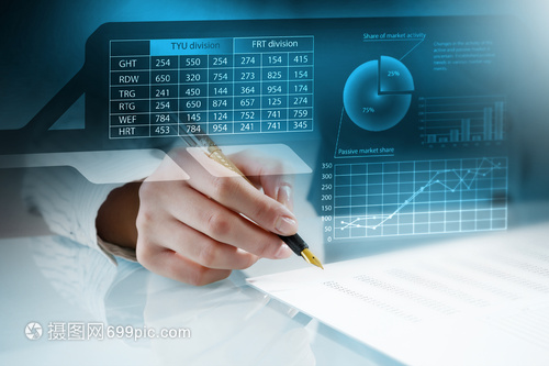 數據洞察，決策未來 女商人的近景工作場景分析